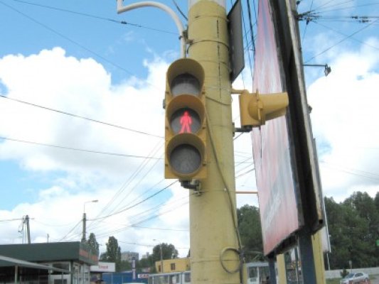 A trecut pe culoarea roşu a semaforului şi a provocat un accident